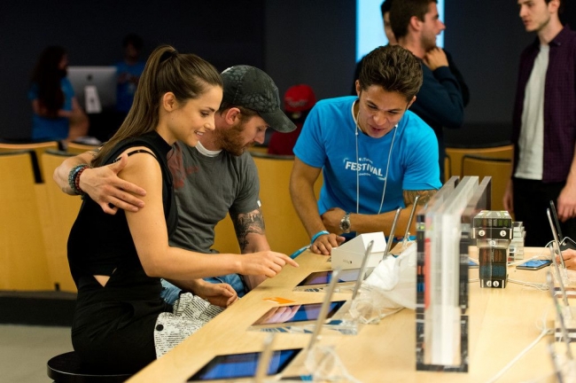 IphoneLaunch004.jpg